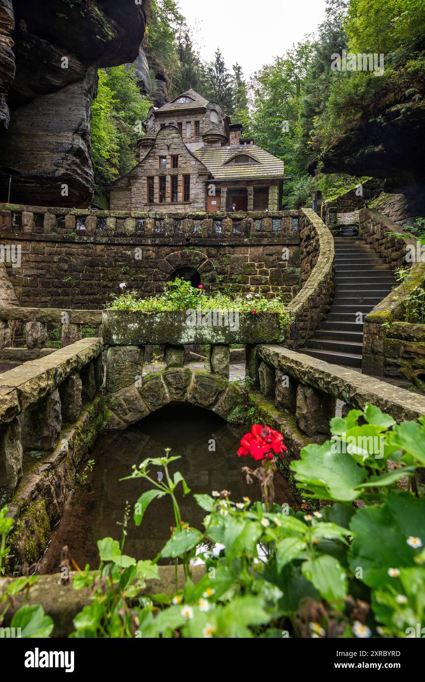 Das alte Gaskraftwerk aus massivem Stein in einer felsigen Schlucht. Natur pur in der Gegend von Hrensko, Nationalpark Böhmische Schweiz, Ustecky Kraj, Tschechische Republik Stockfoto