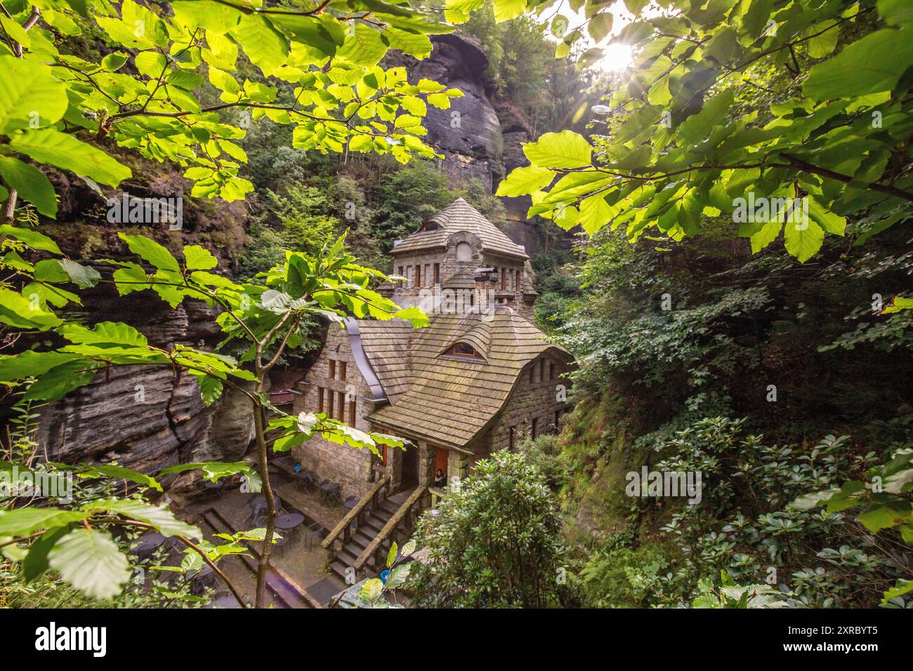 Das alte Gaskraftwerk aus massivem Stein in einer felsigen Schlucht. Natur pur in der Gegend von Hrensko, Nationalpark Böhmische Schweiz, Ustecky Kraj, Tschechische Republik Stockfoto