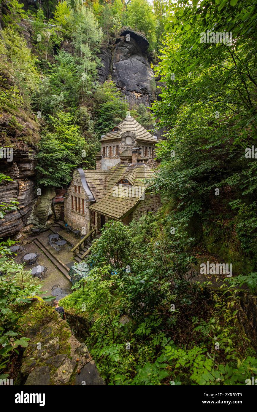 Das alte Gaskraftwerk aus massivem Stein in einer felsigen Schlucht. Natur pur in der Gegend von Hrensko, Nationalpark Böhmische Schweiz, Ustecky Kraj, Tschechische Republik Stockfoto