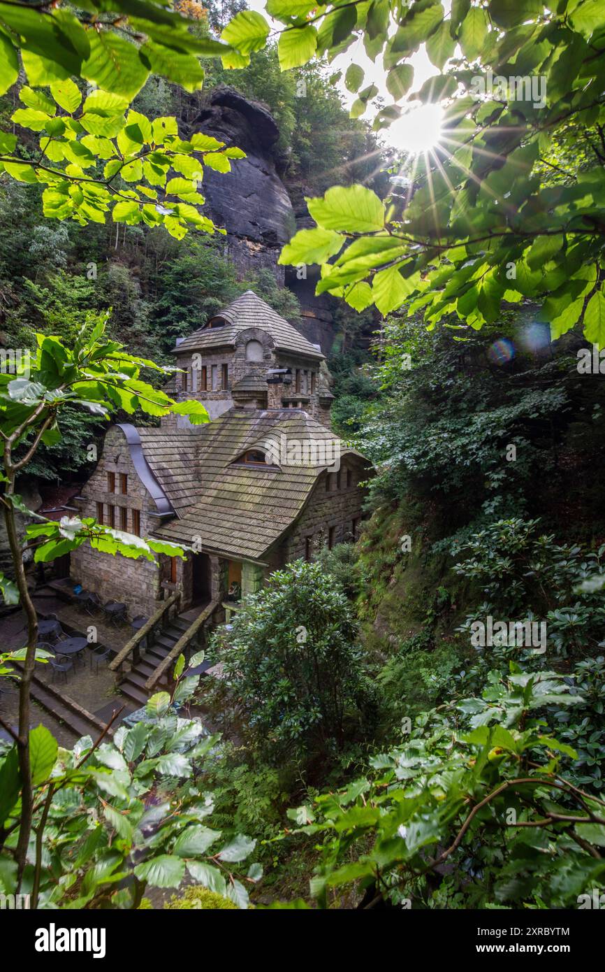 Das alte Gaskraftwerk aus massivem Stein in einer felsigen Schlucht. Natur pur in der Gegend von Hrensko, Nationalpark Böhmische Schweiz, Ustecky Kraj, Tschechische Republik Stockfoto