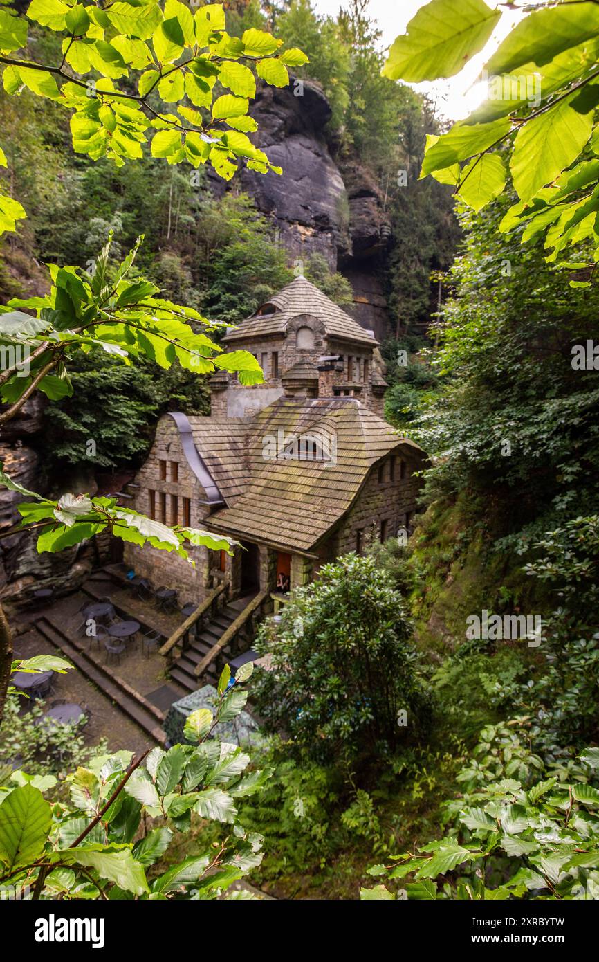 Das alte Gaskraftwerk aus massivem Stein in einer felsigen Schlucht. Natur pur in der Gegend von Hrensko, Nationalpark Böhmische Schweiz, Ustecky Kraj, Tschechische Republik Stockfoto