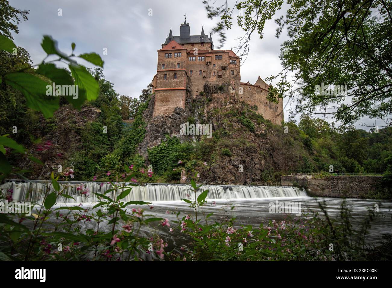 Die mittelalterliche Burg Kriebstein in einer wunderschönen Landschaft, im Frühling auf dem Fluss Zschopau aufgenommen. Abend im Stadtdreieck Dresden-Chemnitz-Leipzig in Sachsen Stockfoto