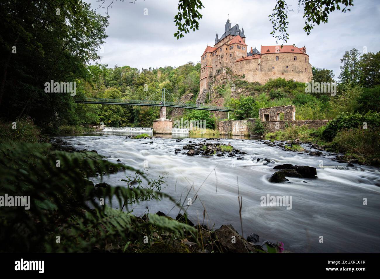 Die mittelalterliche Burg Kriebstein in einer wunderschönen Landschaft, im Frühling auf dem Fluss Zschopau aufgenommen. Abend im Stadtdreieck Dresden-Chemnitz-Leipzig in Sachsen Stockfoto