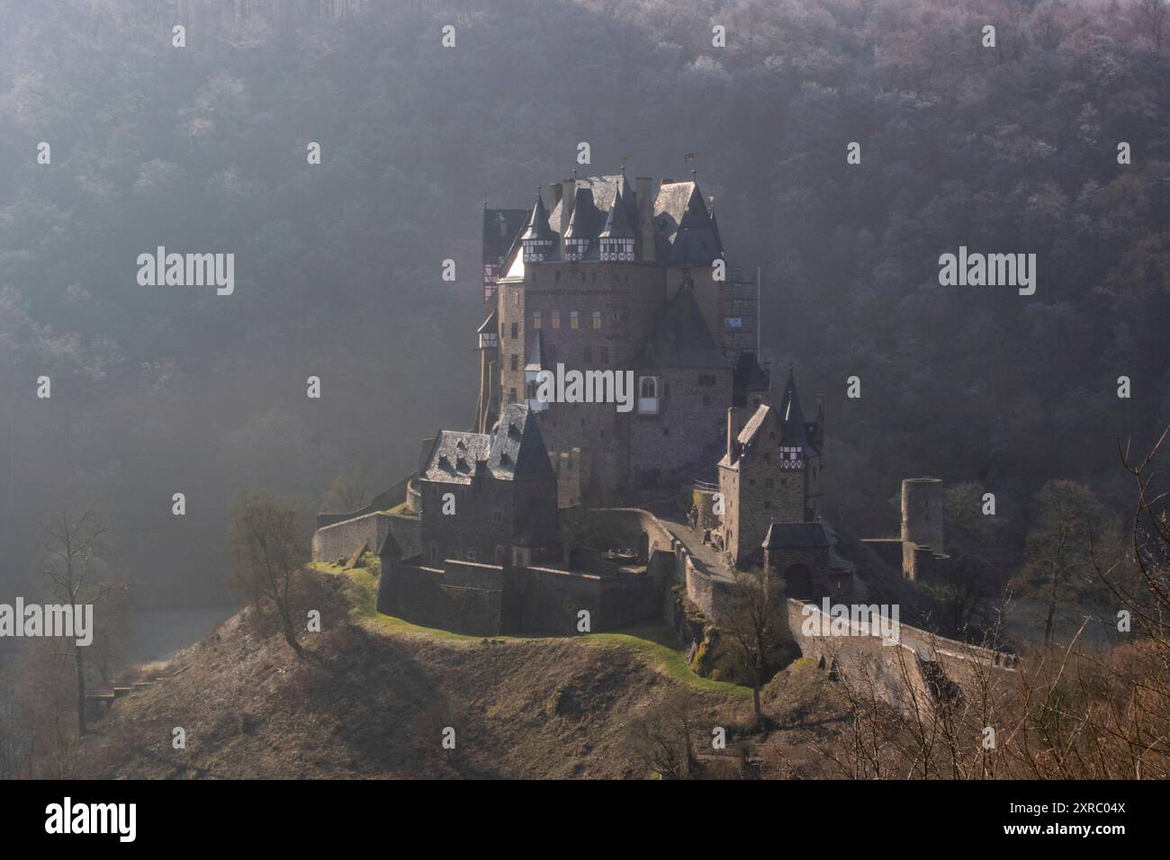 Blick auf Schloss Eltz, Landschaft im Herbst an einem frostigen Morgen mit Frost und Nebel, berühmte Burg aus dem 12. Jahrhundert in Wierschem, Rheinland-Pfalz, Deutschland Stockfoto