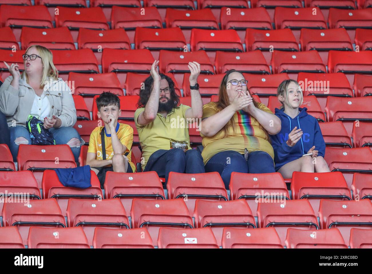 Barnsley, Großbritannien. August 2024. Die Fans von Mansfield loben ihr Team, als sie am 9. August 2024 in Barnsley (Foto: Alfie Cosgrove/News Images) in Barnsley, Großbritannien, in Barnsley, Großbritannien, ankommen 2024. (Foto: Alfie Cosgrove/News Images/SIPA USA) Credit: SIPA USA/Alamy Live News Stockfoto