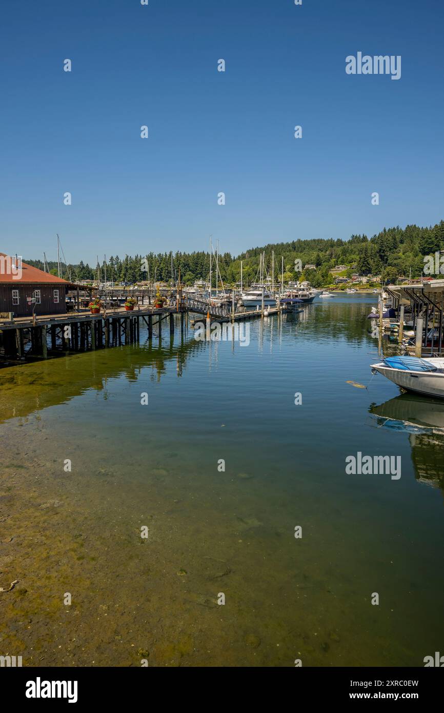 Blick auf die Bucht von Gig Harbor, einem natürlichen Hafen, mit Yachthäfen und Booten in der Stadt Gig Harbor, Pierce County, Washington State, USA. Stockfoto