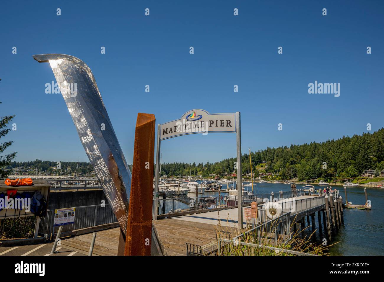 Blick auf die Bucht von Gig Harbor, einem natürlichen Hafen, mit Yachthäfen und Booten in der Stadt Gig Harbor, Pierce County, Washington State, USA. Stockfoto