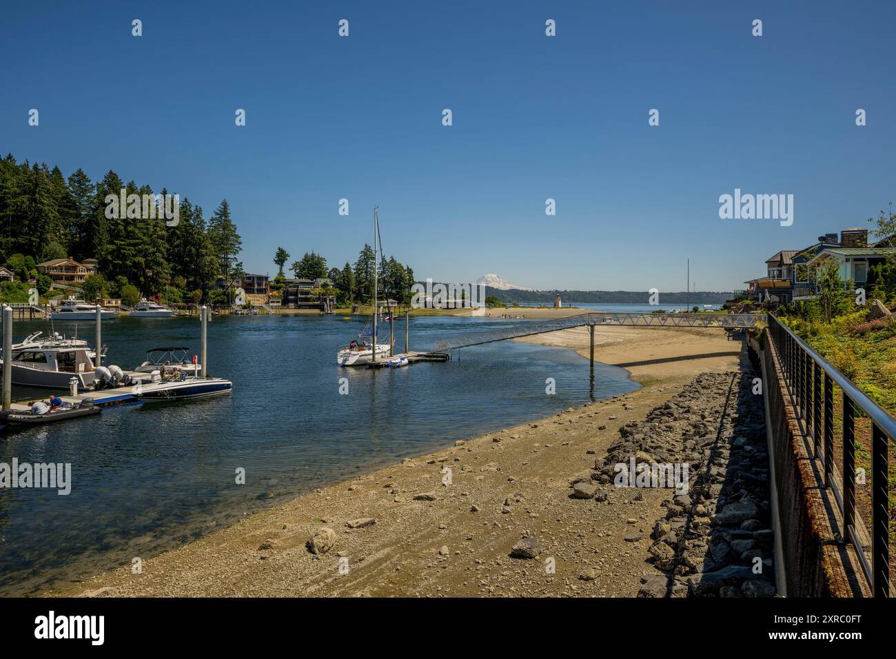 Blick auf den Eingang zur Bucht von Gig Harbor, einem natürlichen Hafen, mit Yachthäfen und Booten in der Stadt Gig Harbor, Pierce County, Washington State, USA Stockfoto
