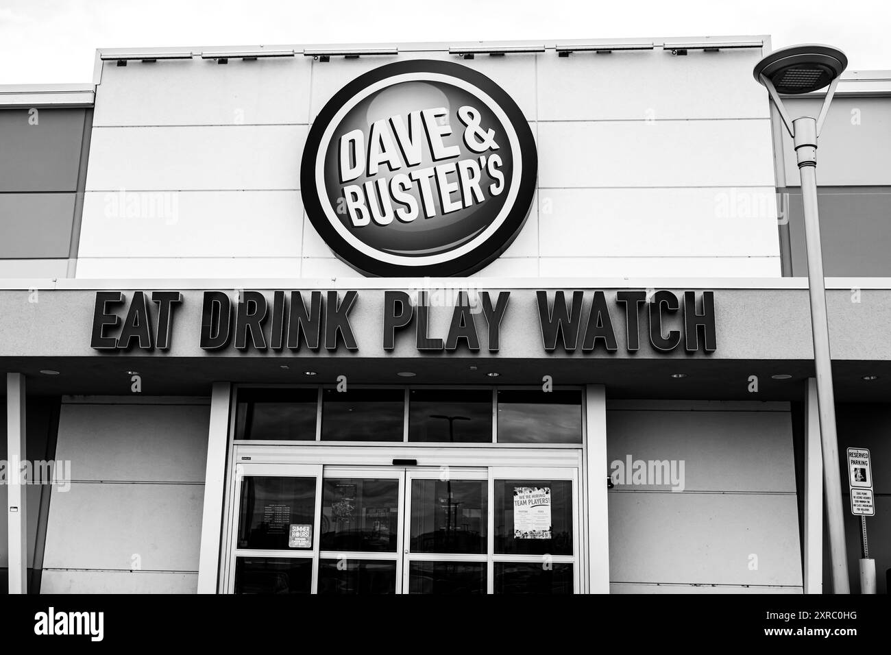 Sioux Falls, South Dakota, USA - 6,8.2024: Vorderschild Eingang zu Dave and Busters. Stockfoto