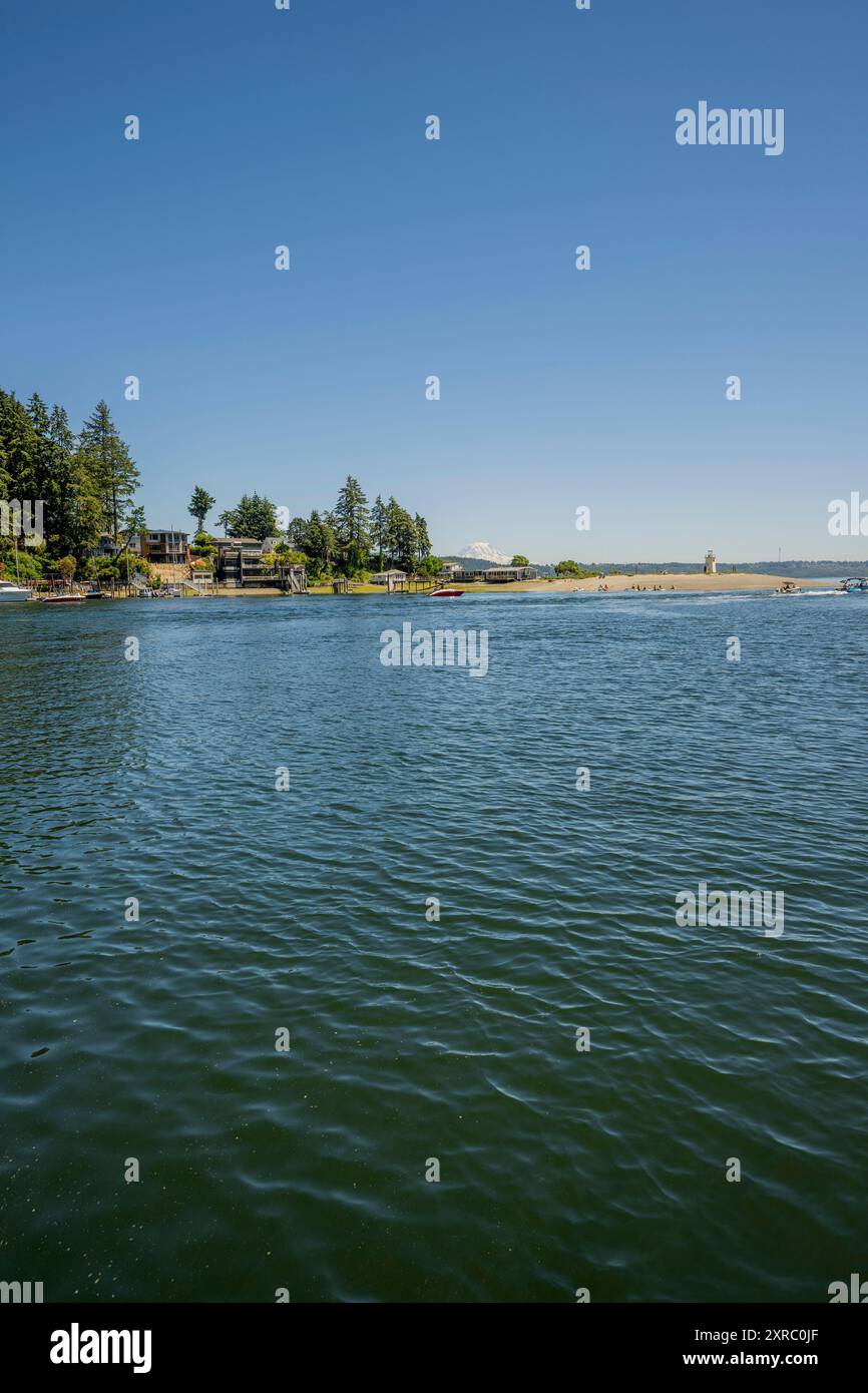 Blick auf den Eingang zur Bucht von Gig Harbor, einem natürlichen Hafen, mit Yachthäfen und Booten in der Stadt Gig Harbor, Pierce County, Washington State, USA Stockfoto