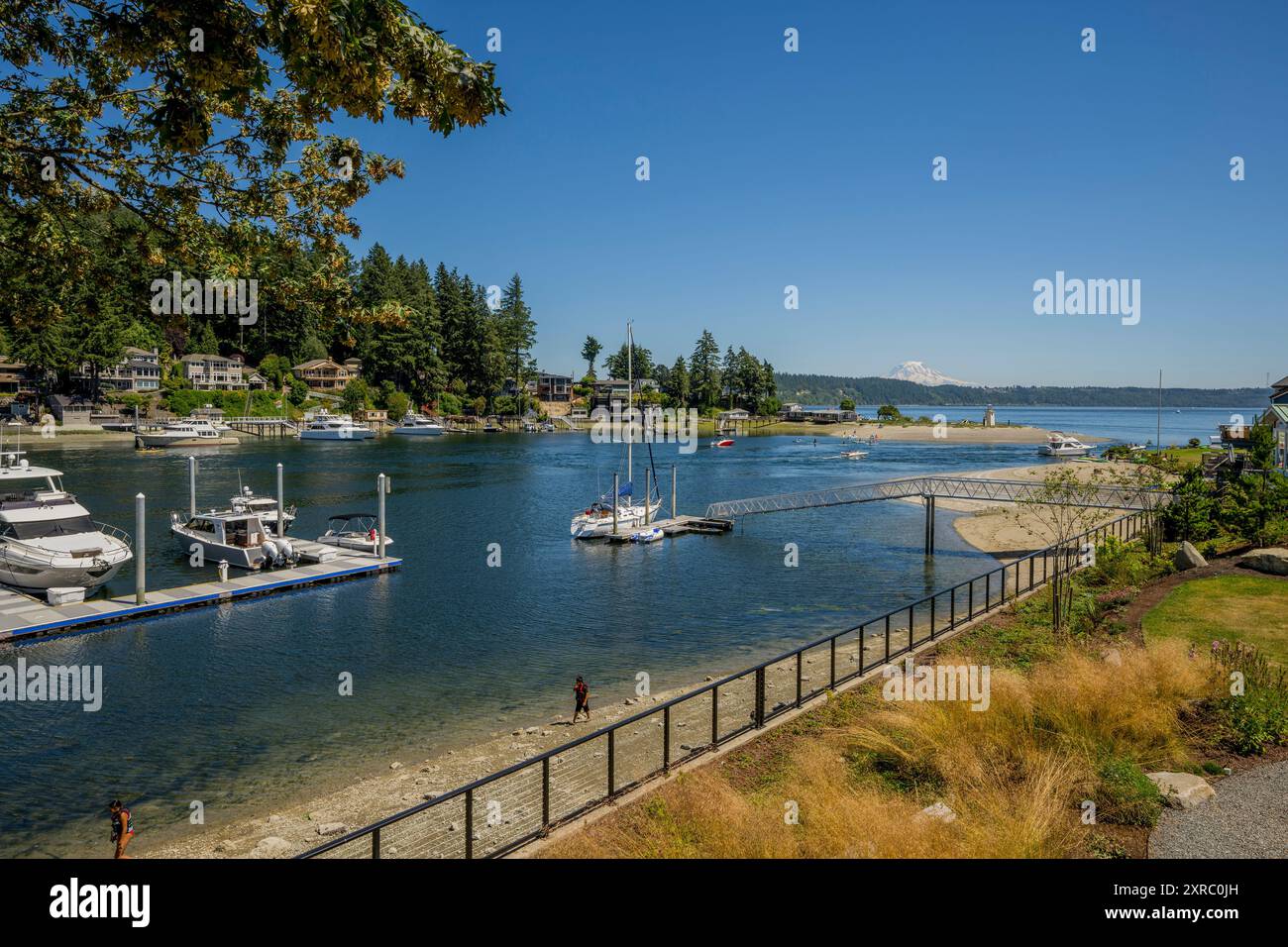 Blick auf den Eingang zur Bucht von Gig Harbor, einem natürlichen Hafen, mit Yachthäfen und Booten in der Stadt Gig Harbor, Pierce County, Washington State, USA Stockfoto