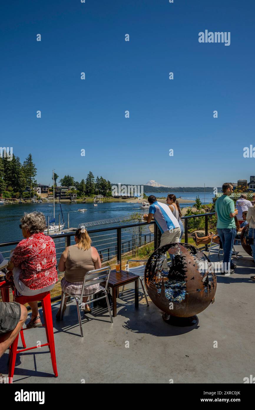 Blick vom Deck des 7 Seas Brewing auf den Eingang zur Bucht von Gig Harbor, einem natürlichen Hafen mit Yachthäfen und Booten in der Stadt Gig Harbor, Stockfoto
