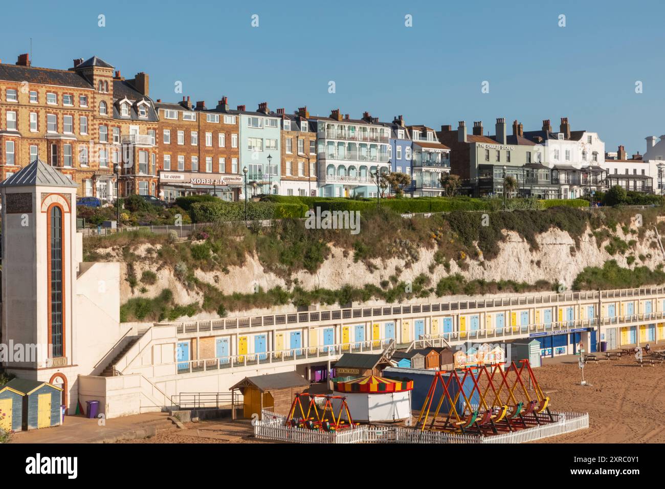 England, Kent, Broadstairs, Viking Bay Beach, Victoria Parade Skyline und Strandhütten Stockfoto