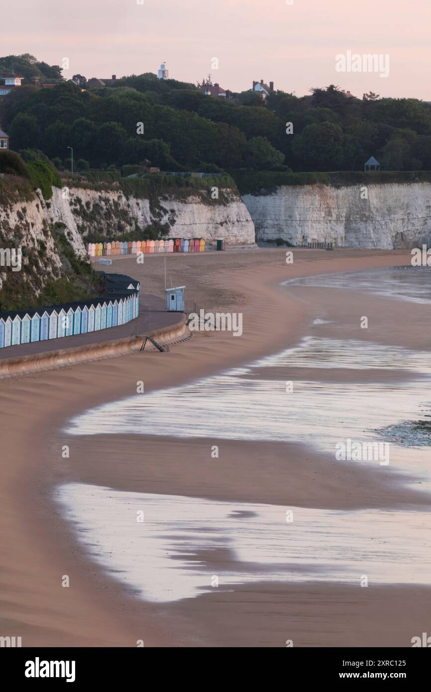 England, Kent, Broadstairs, Stone Bay, Beach Shoreline und Long Row farbenfroher Strandhütten Stockfoto