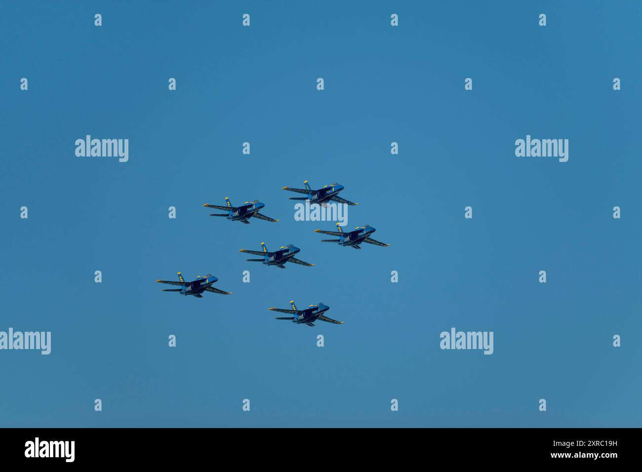 Sechs Blue Angels F/A-18 Hornets fliegen zum Seafair Weekend in Seattle im US-Bundesstaat Washington über den Lake Washington. Stockfoto