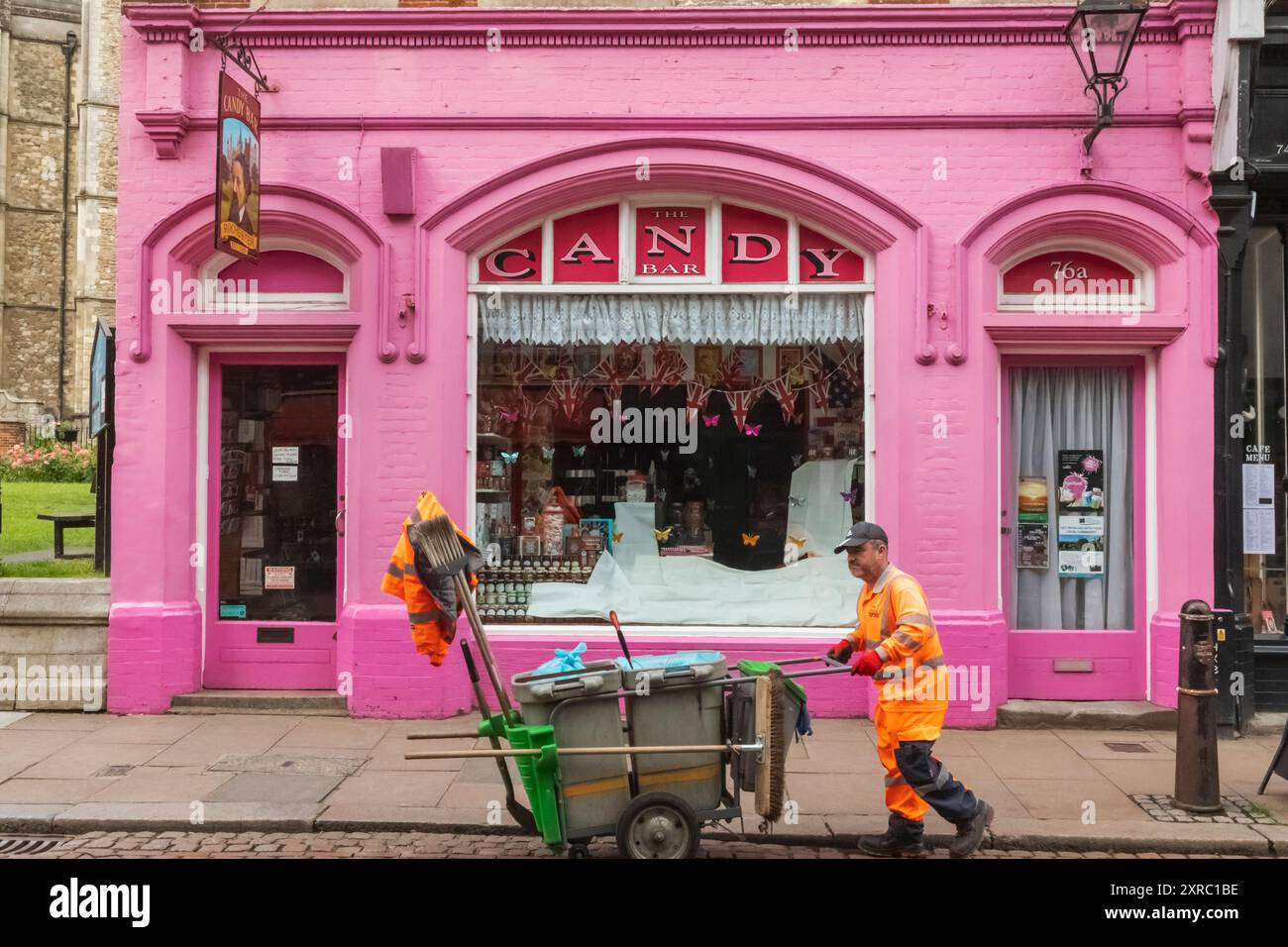 England, Kent, Rochester, Street Cleaner und farbenfrohe Ladenfront Stockfoto