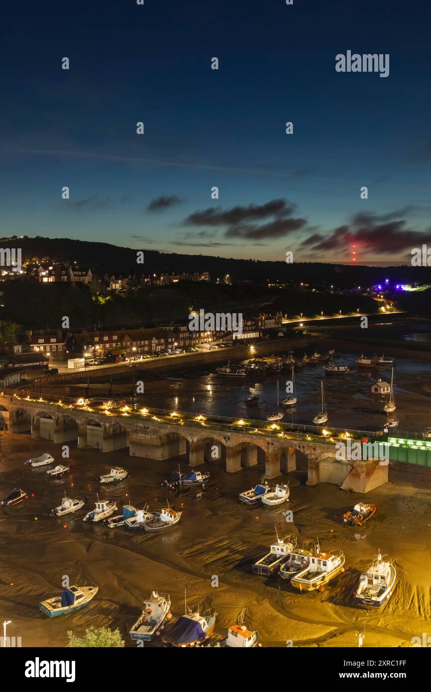 England, Kent, Folkestone, Nachtansicht auf Folkestone Harbour bei Ebbe Stockfoto