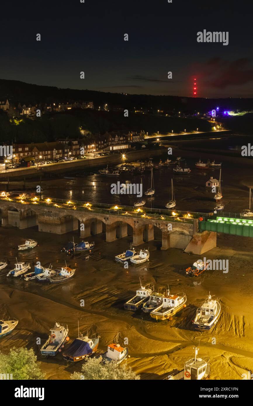 England, Kent, Folkestone, Nachtansicht auf Folkestone Harbour bei Ebbe Stockfoto