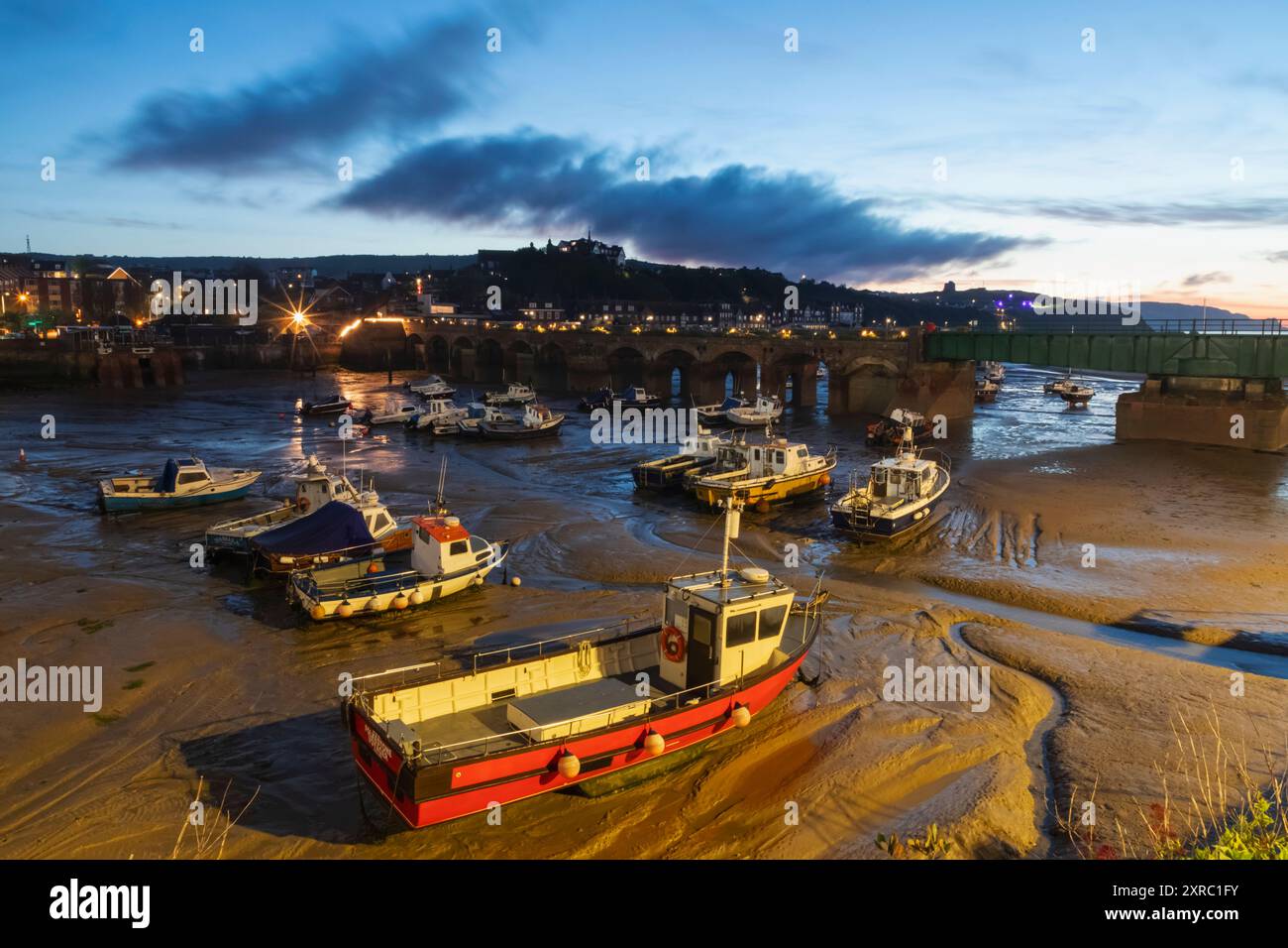 England, Kent, Folkestone, Nachtansicht auf Folkestone Harbour bei Ebbe Stockfoto
