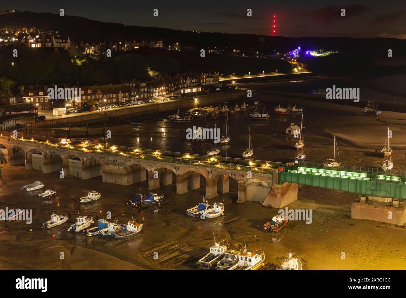 England, Kent, Folkestone, Nachtansicht auf Folkestone Harbour bei Ebbe Stockfoto