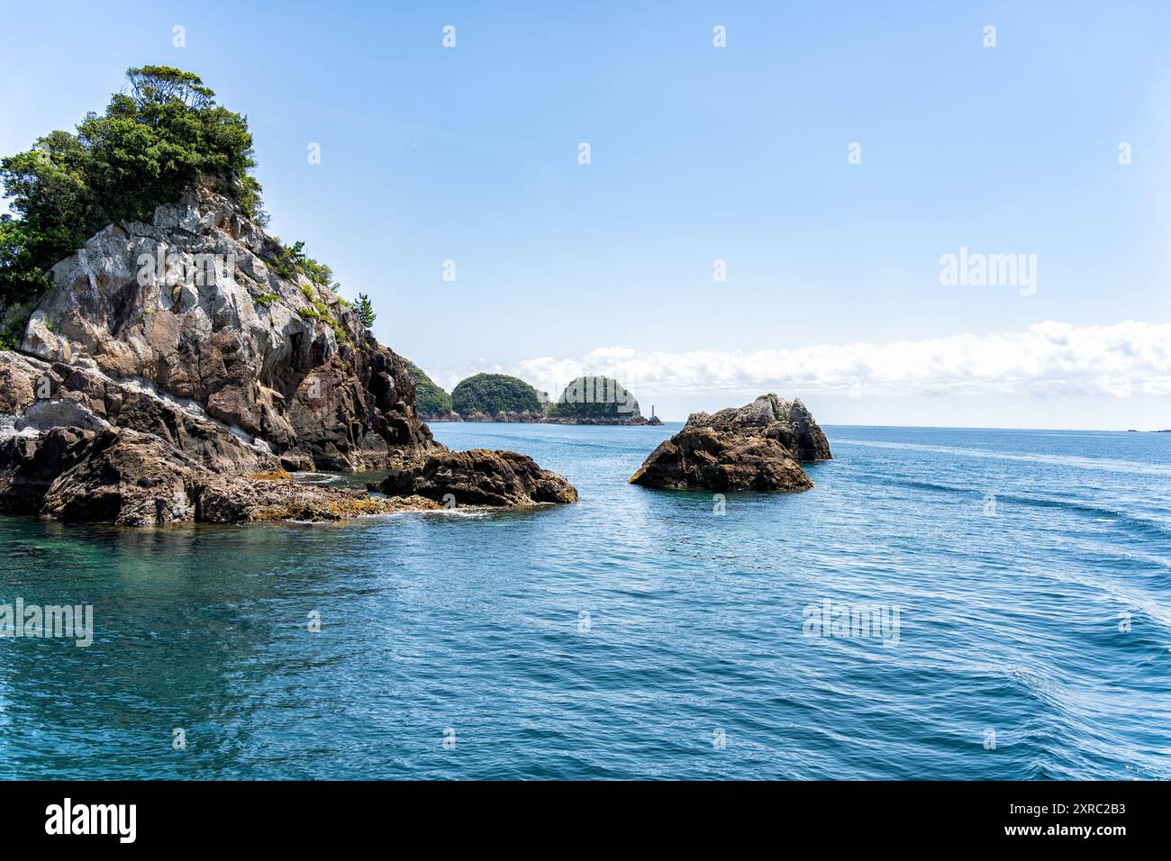 Dramatische Felsformationen an der Küste des Pazifischen Ozeans in Nachikatsuura, Wakayama, Japan, Teil des Yoshino-Kumano-Nationalparks. Stockfoto