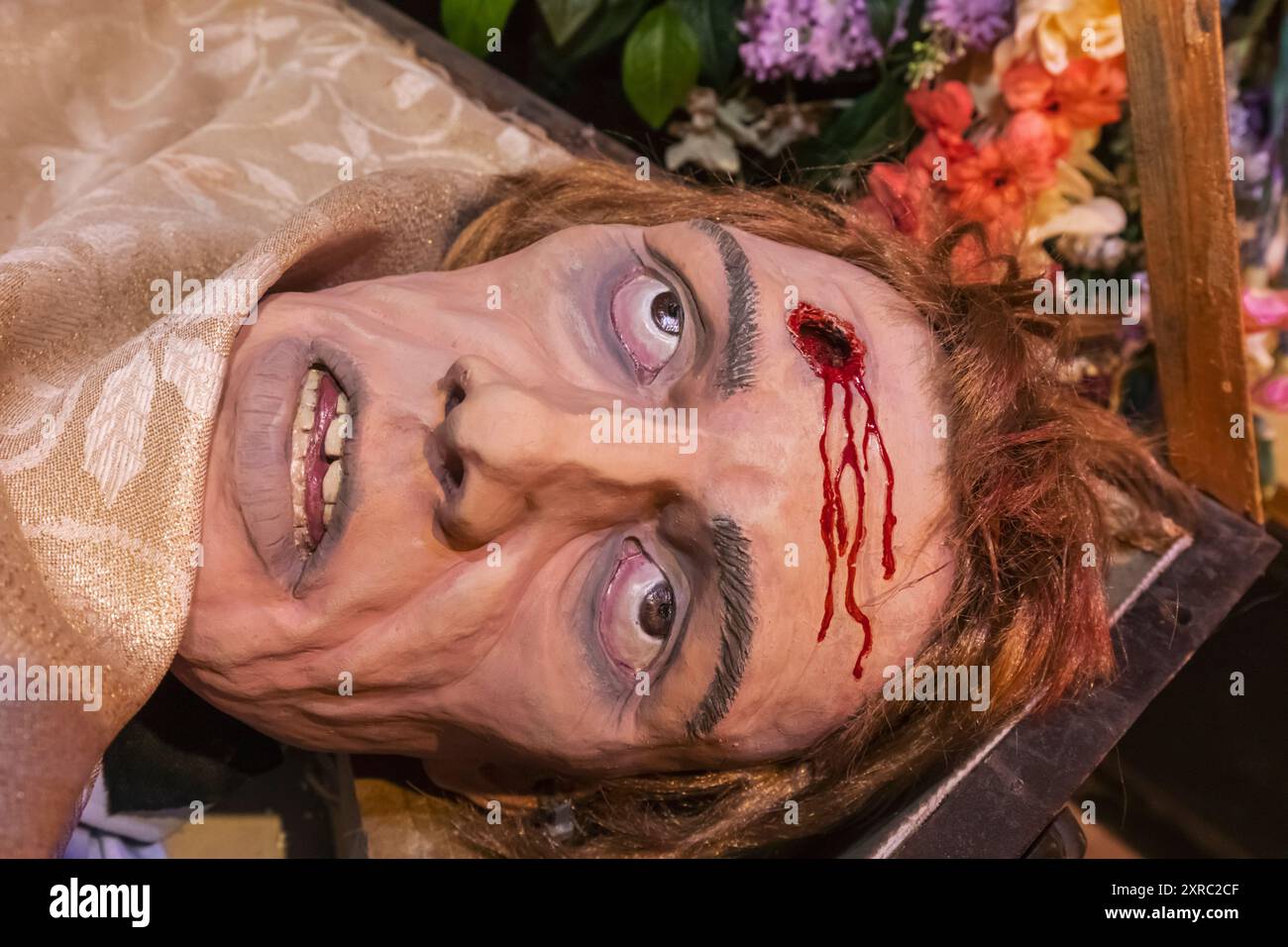 England, Sussex, East Sussex, Hastings, True Crime Museum, Ausstellung mit Double Decker Graial Casket, die vom italienisch-amerikanischen Kriminalboss Joseph Bonanno, alias Joe Bananas, benutzt wurde, um seine ermordeten Rivalen, Waxwork Head of Murdered Rival, zu begraben Stockfoto