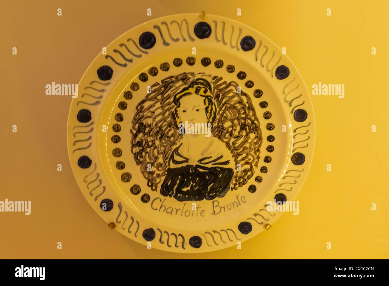 England, Sussex, East Sussex, West Firle, Charleston House Museum, Heimat von Duncan Grant und Vanessa Bell, dem berühmten Woman Dining Service, Teller mit Charlotte Bronte Stockfoto
