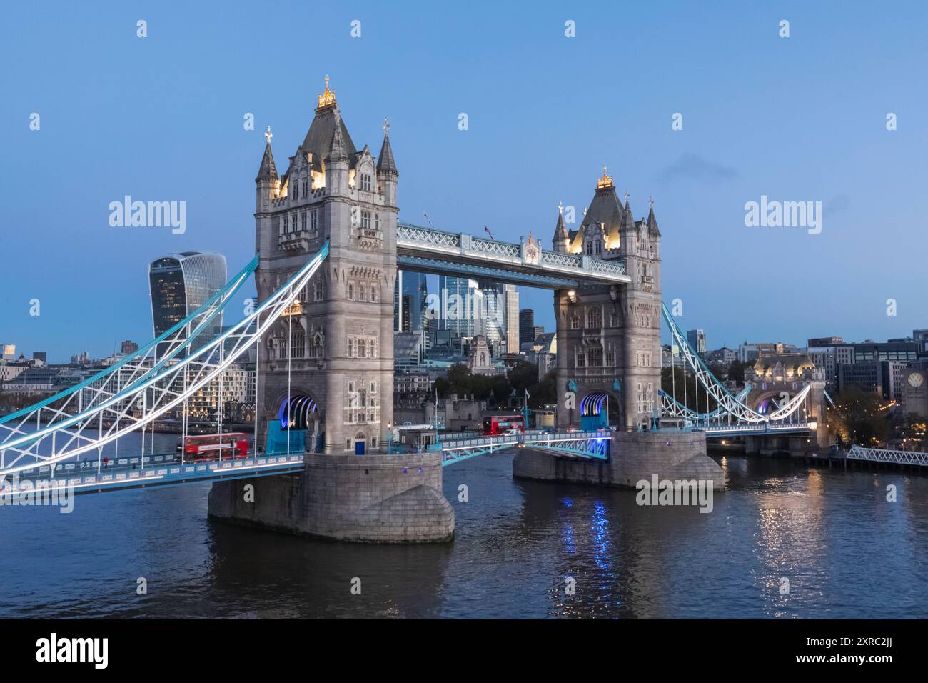 England, London, Tower Bridge und City of London Skyline in Dawn Stockfoto