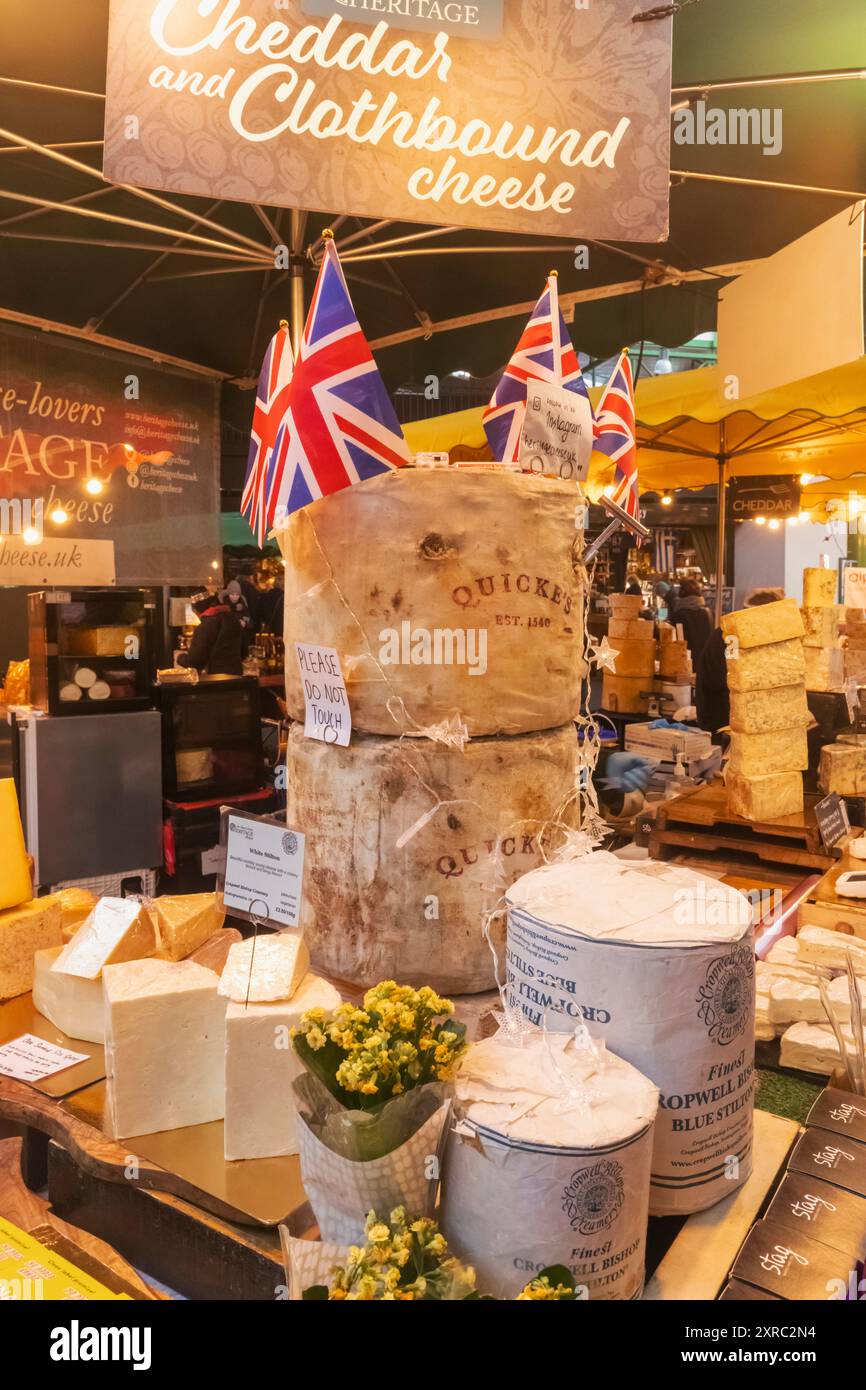 England, London, Southwark, Borough Market, Stand, Käse Stockfoto