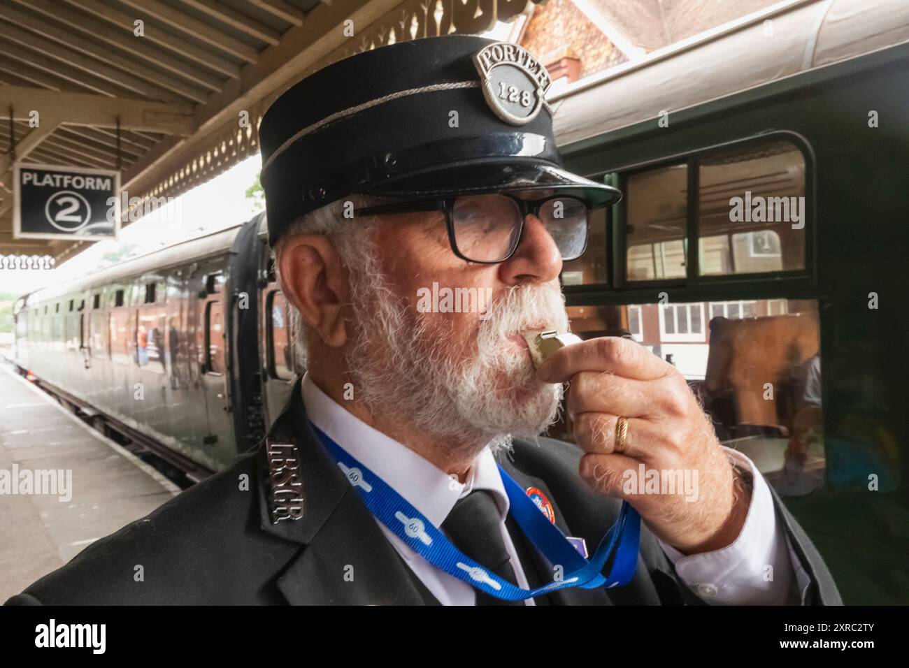 England, East Sussex, Bluebell Railway, Sheffield Park Station, Station Guard Stockfoto