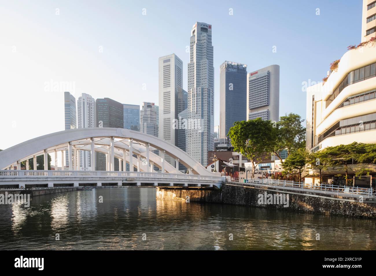 Asien, Singapur, Boat Quay mit Elgin Bridge und Gebäuden des Singapore River und der City Business Area Stockfoto