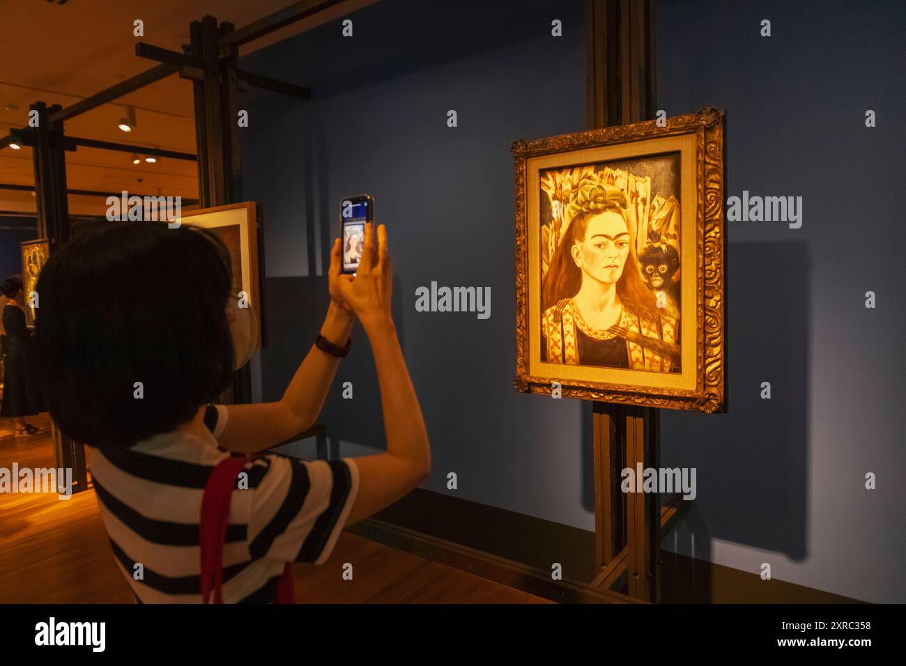 Asien, Singapur, Nationalgalerie, Tourist macht Foto von Frida Kahlo Malerei Stockfoto