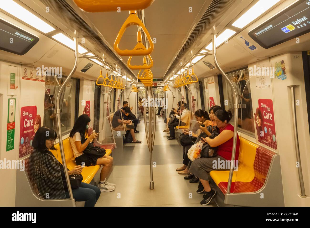 Asien, Singapur, MRT, Passagiere in U-Bahn-Beförderungen Stockfoto