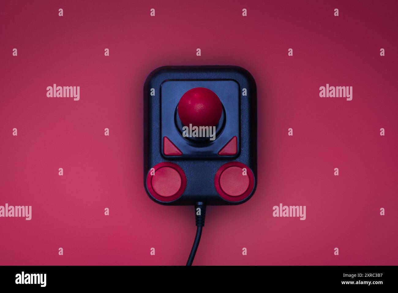 Klassischer Retro-Gaming-Joystick-Controller isoliert Stockfoto