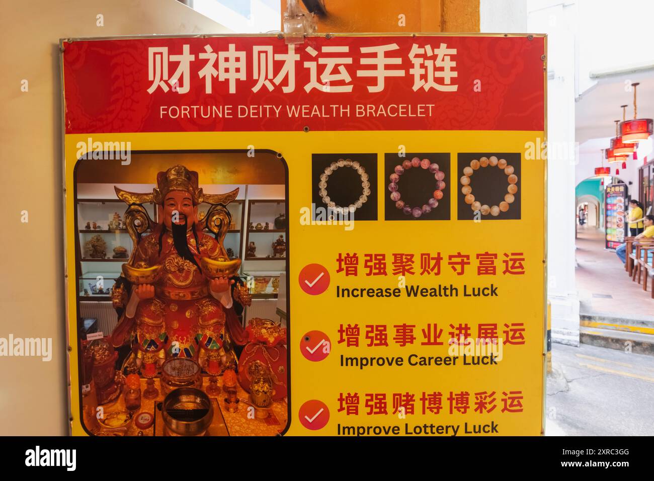 Asien, Singapur, Chinatown, Ladenposter von Gott des Reichtums Statue Stockfoto