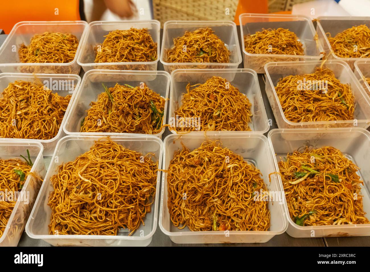 Asien, Singapur, Restaurant, das Essensboxen zum Mitnehmen zubereitet Stockfoto