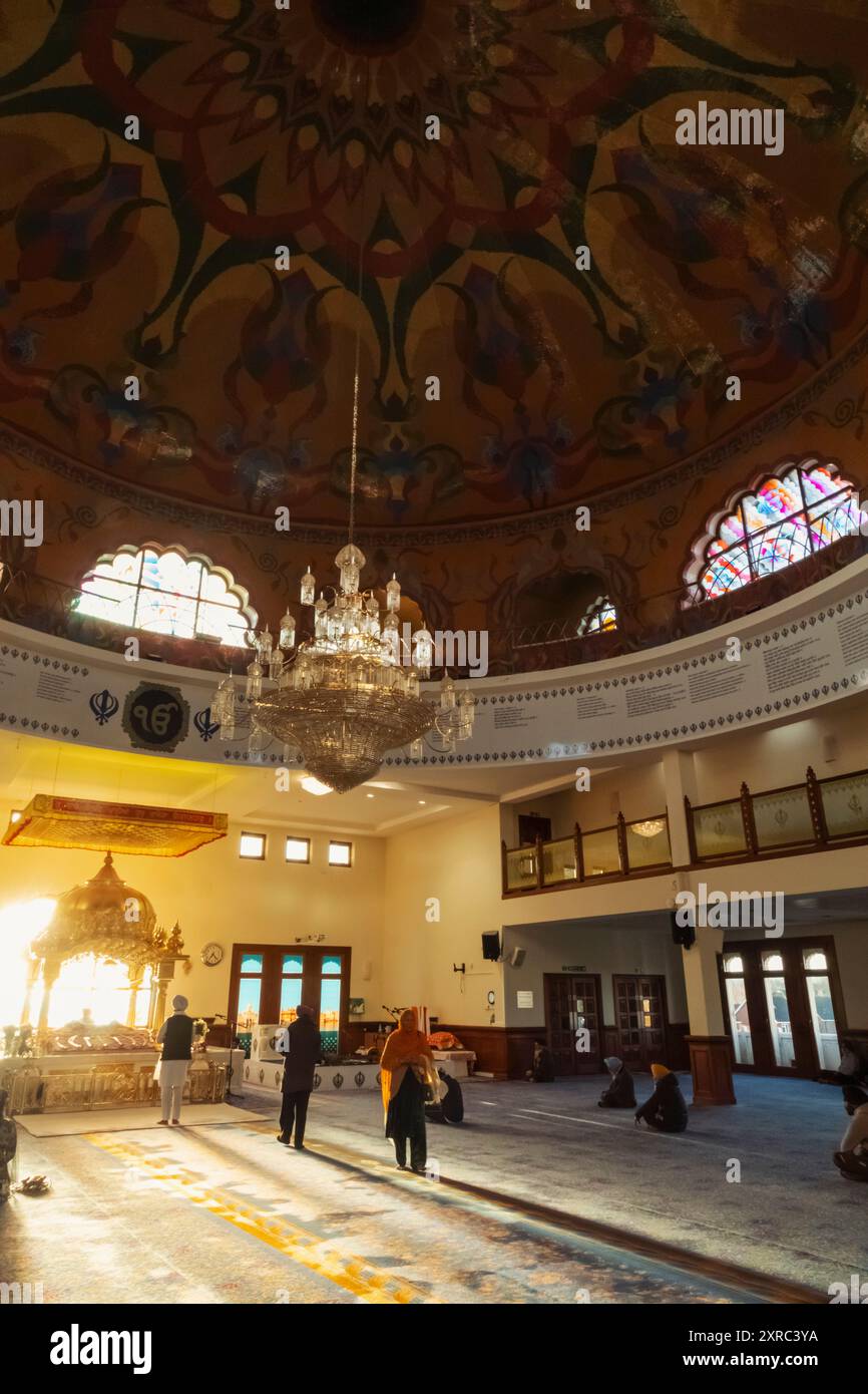 England, Kent, Gravesend, Guru Nanak Darbar Gurdwara, Innenansicht der Hauptgebetshalle Stockfoto