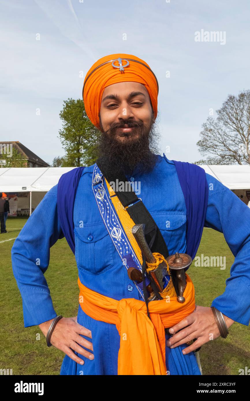 England, Kent, Gravesend, Guru Nanak Darbar Gurdwara, das jährliche Vaisakhi aka Baisakhi Festival am 13. April, junger Mann in farbenfrohen traditionellen Sikh-Kostümen Stockfoto