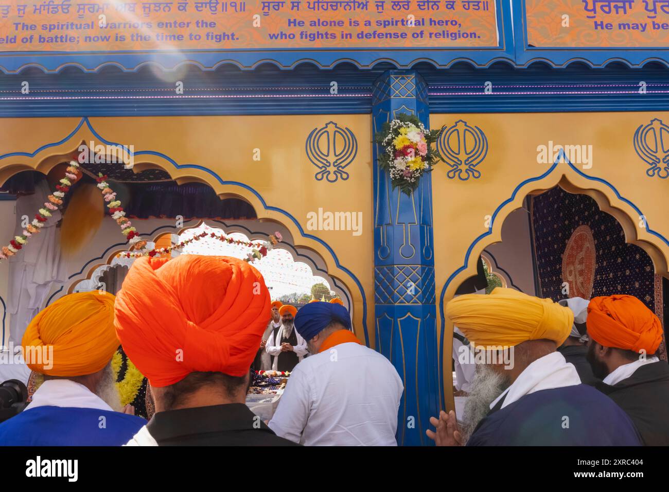 England, Kent, Gravesend, der Guru Nanak Darbar Gurdwara, das jährliche Vaisakhi aka Baisakhi Festival am 13. April, Paradeteilnehmer beten vor dem Heiligen Wagen Stockfoto