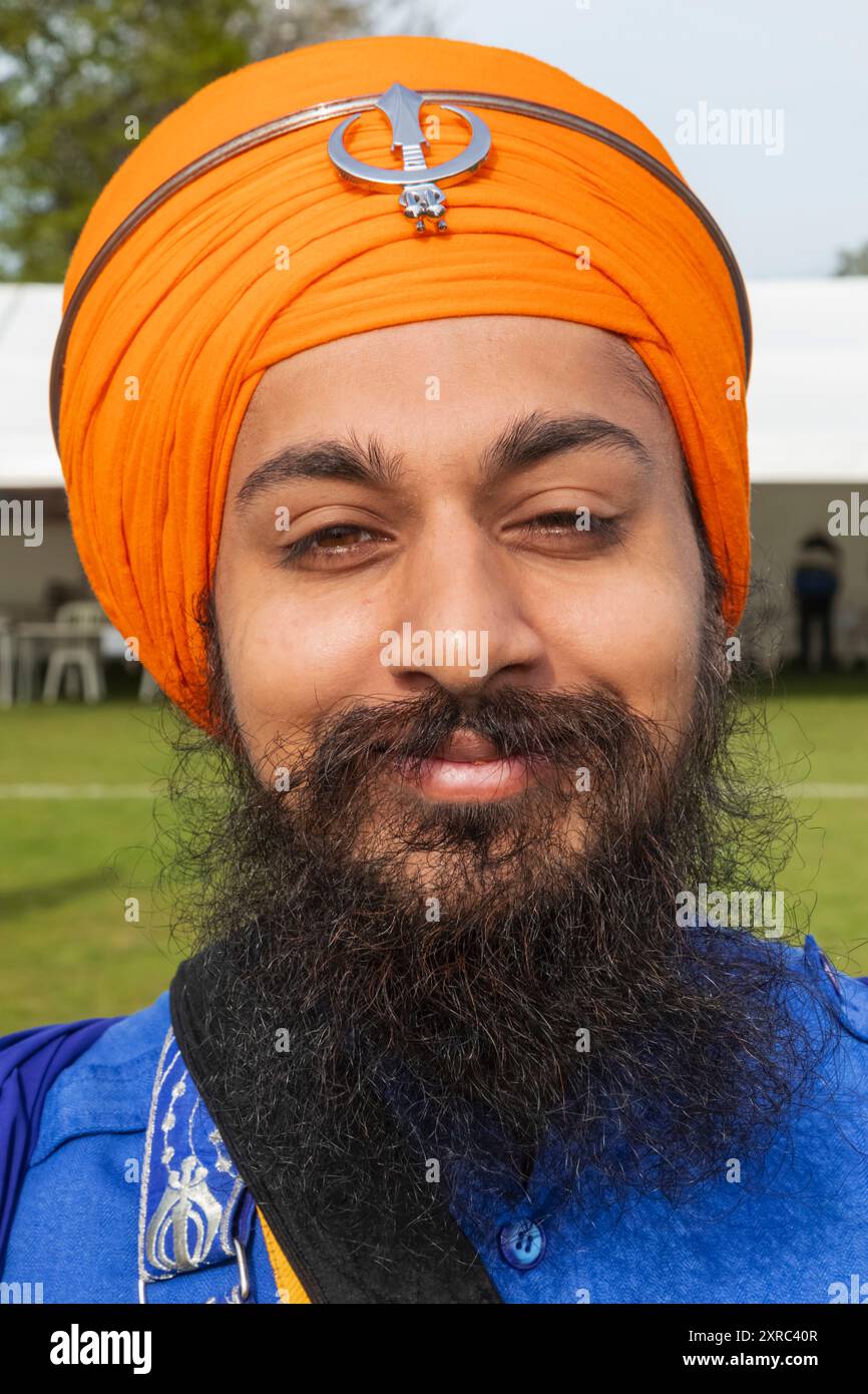 England, Kent, Gravesend, Guru Nanak Darbar Gurdwara, das jährliche Vaisakhi aka Baisakhi Festival am 13. April, junger Mann in farbenfrohen traditionellen Sikh-Kostümen Stockfoto