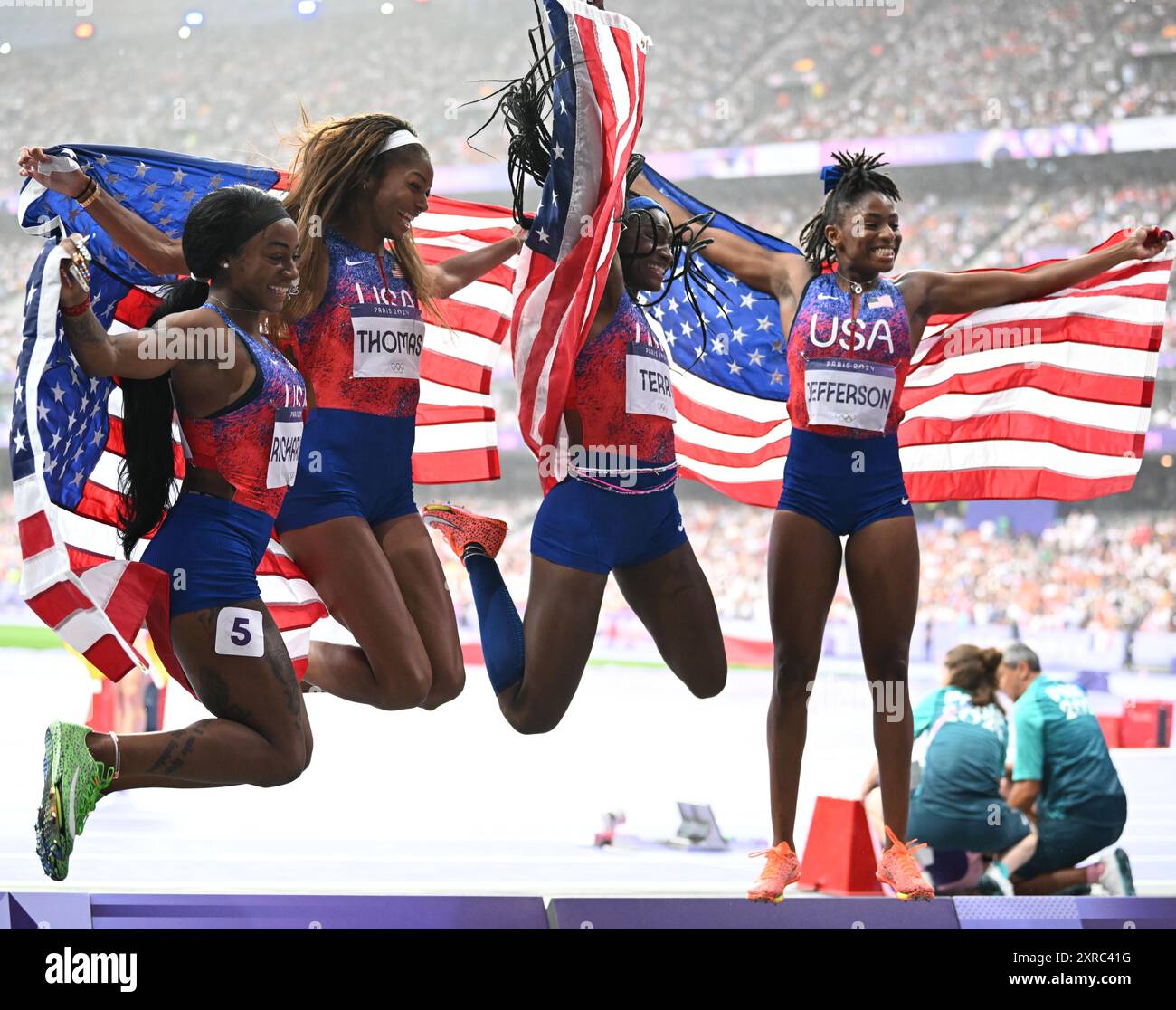 August 2024; Olympische Spiele in Paris, Paris, Frankreich, 14. Tag; Athletics Morning Session, Damen 4x100 m Staffelfinale, Melissa Jefferson, TeeTee Terry, Gabby Thomas und Sha'Carri Richardson aus den USA feiern ihre Goldmedaille Stockfoto