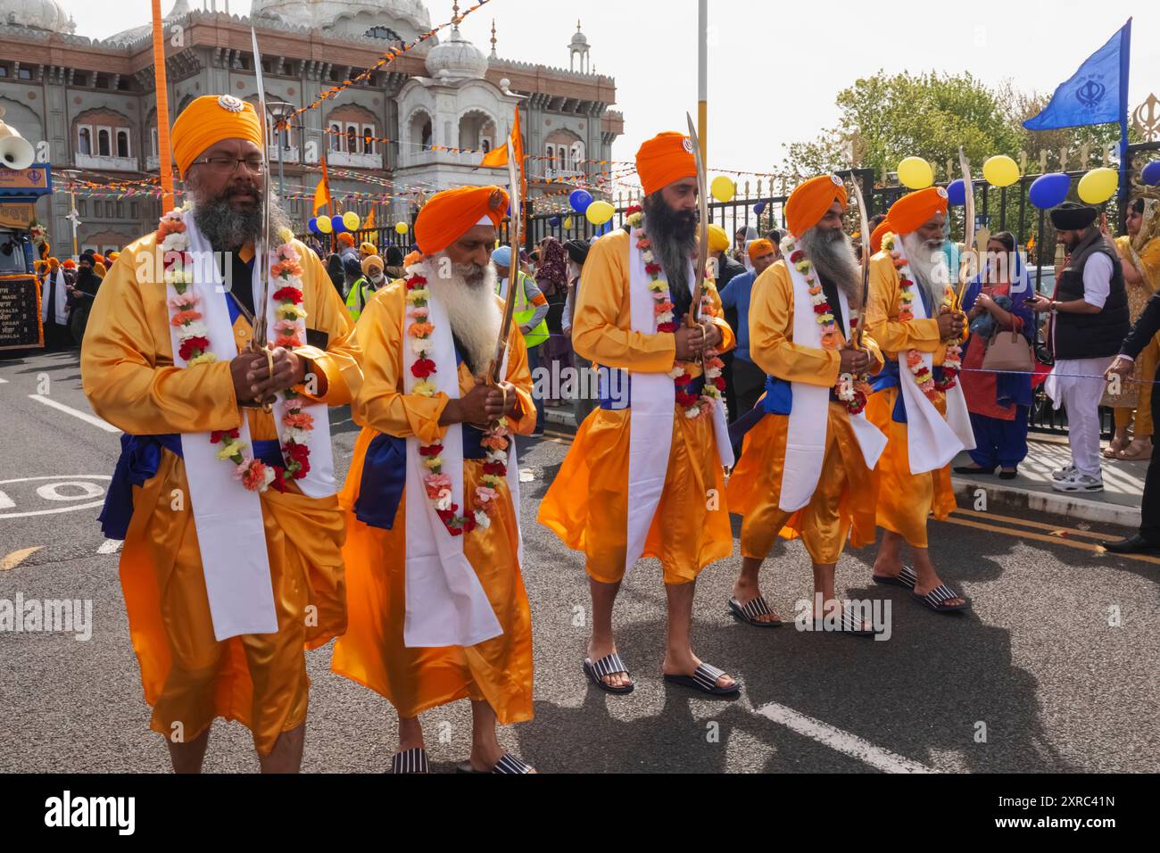 England, Kent, Gravesend, der Guru Nanak Darbar Gurdwara, das jährliche Vaisakhi aka Baisakhi Festival am 13. April, Gruppe von Sikh Heiligen Männern in traditioneller Tracht und zeremoniellen Schwertern Stockfoto