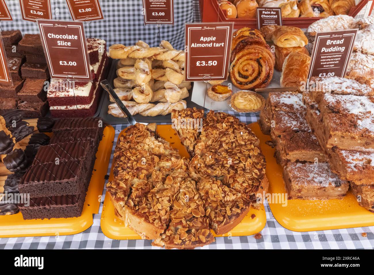 England, Kent, Faversham, Faversham Market, Ausstellung von Backwaren Stockfoto