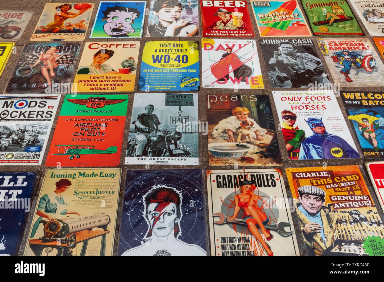 England, Kent, Faversham, Faversham Market, farbenfrohe Vintage-Werbeschilder aus Metall Stockfoto