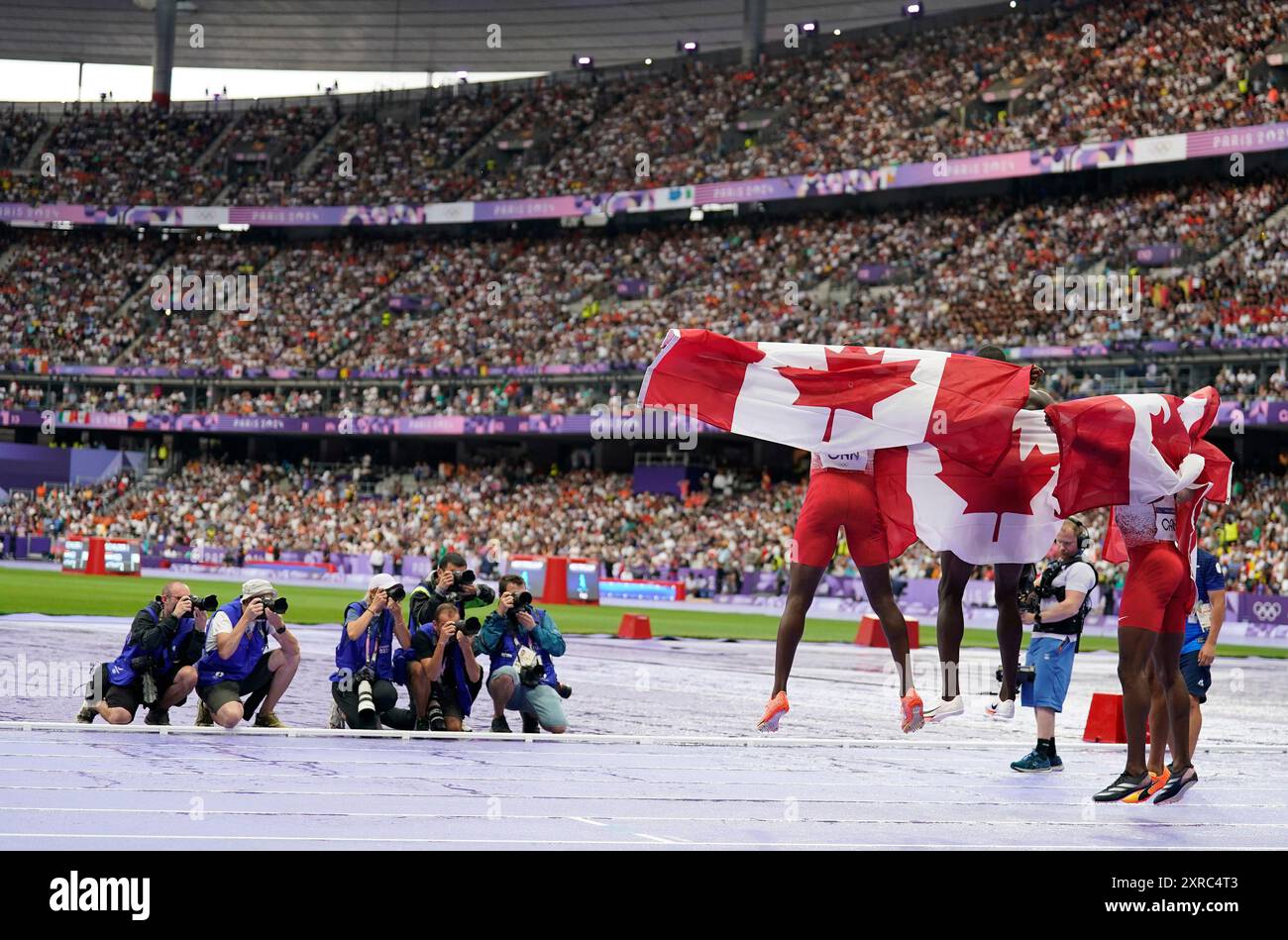 Paris, Frankreich. August 2024. Mitglieder des Teams Canada posieren für Fotos, nachdem sie am Freitag, den 9. August 2024, die Goldmedaille in der 4X100 m Staffel der Männer während der Olympischen Spiele 2024 im Stade de France in Paris gewonnen haben. Foto: Paul Hanna/UPI Credit: UPI/Alamy Live News Stockfoto