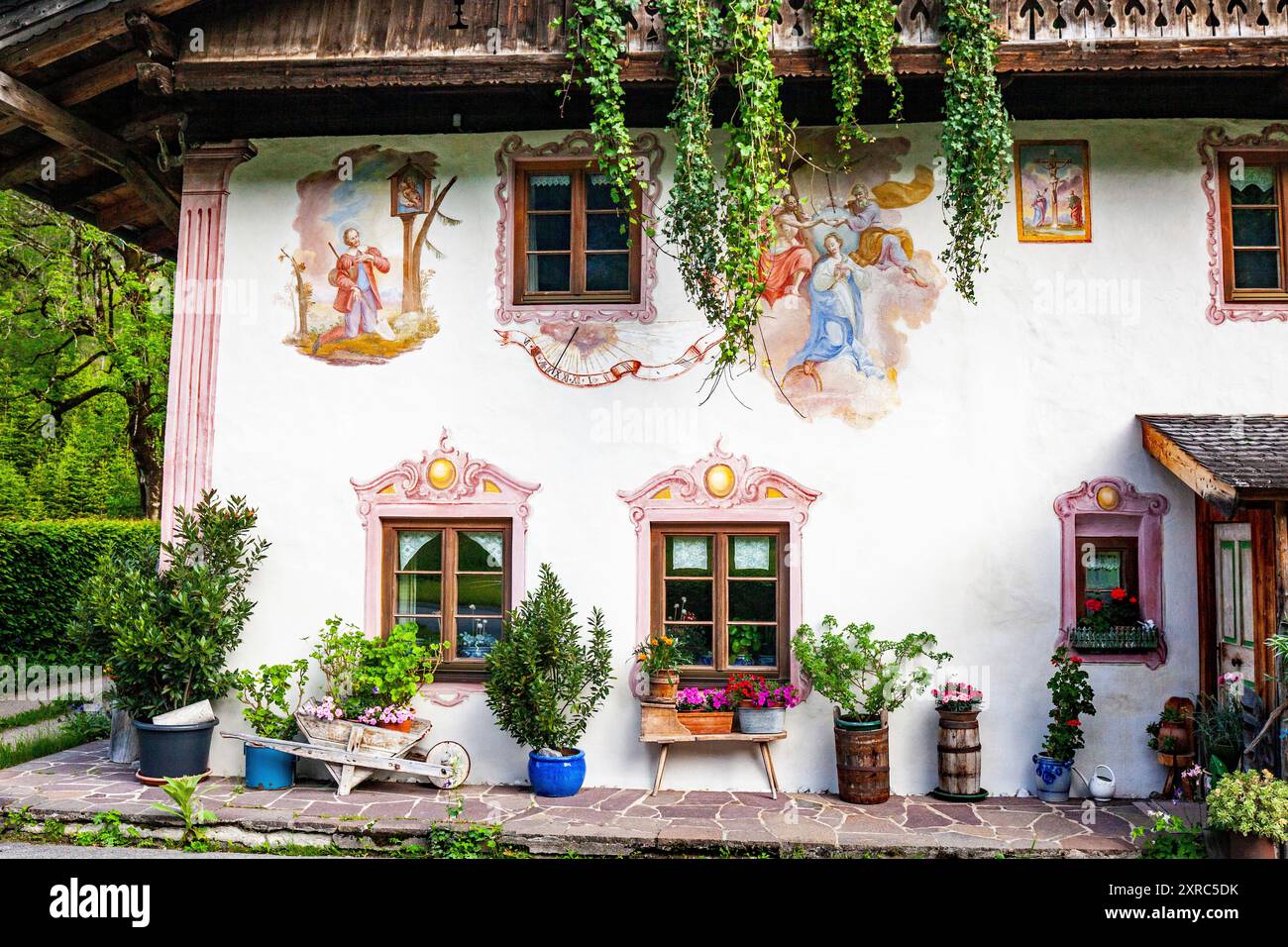Altes Bauernhaus im Tiroler Leutasch-Tal mit Fresken Stockfoto