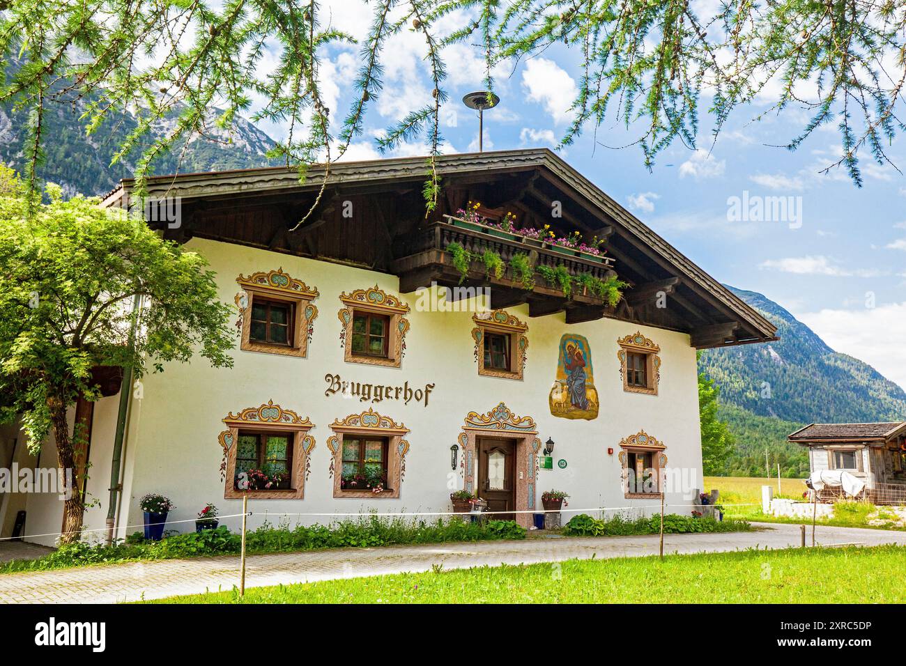 Altes Bauernhaus im Tiroler Leutasch-Tal mit Fresken Stockfoto