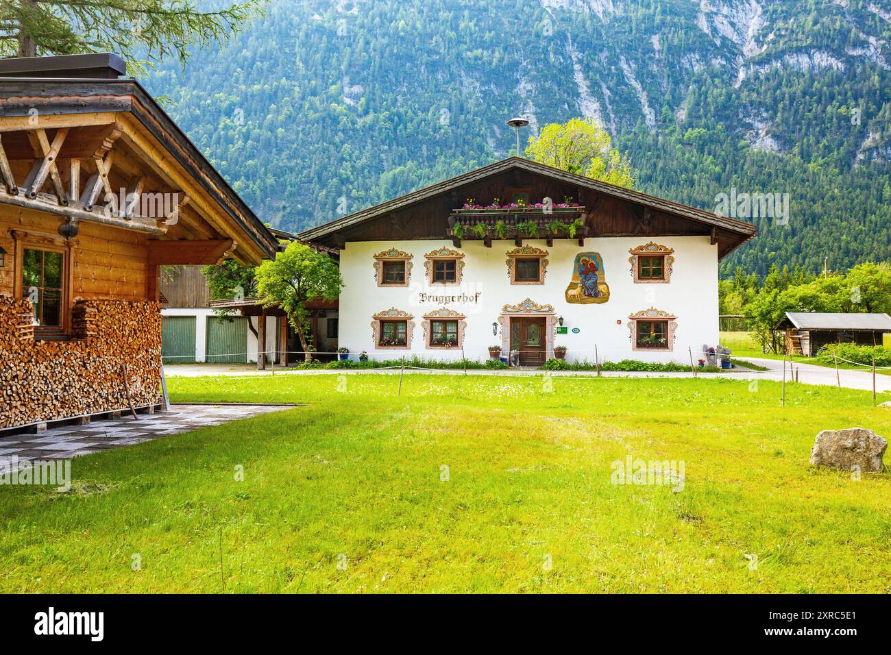 Altes Bauernhaus im Tiroler Leutasch-Tal mit Fresken Stockfoto