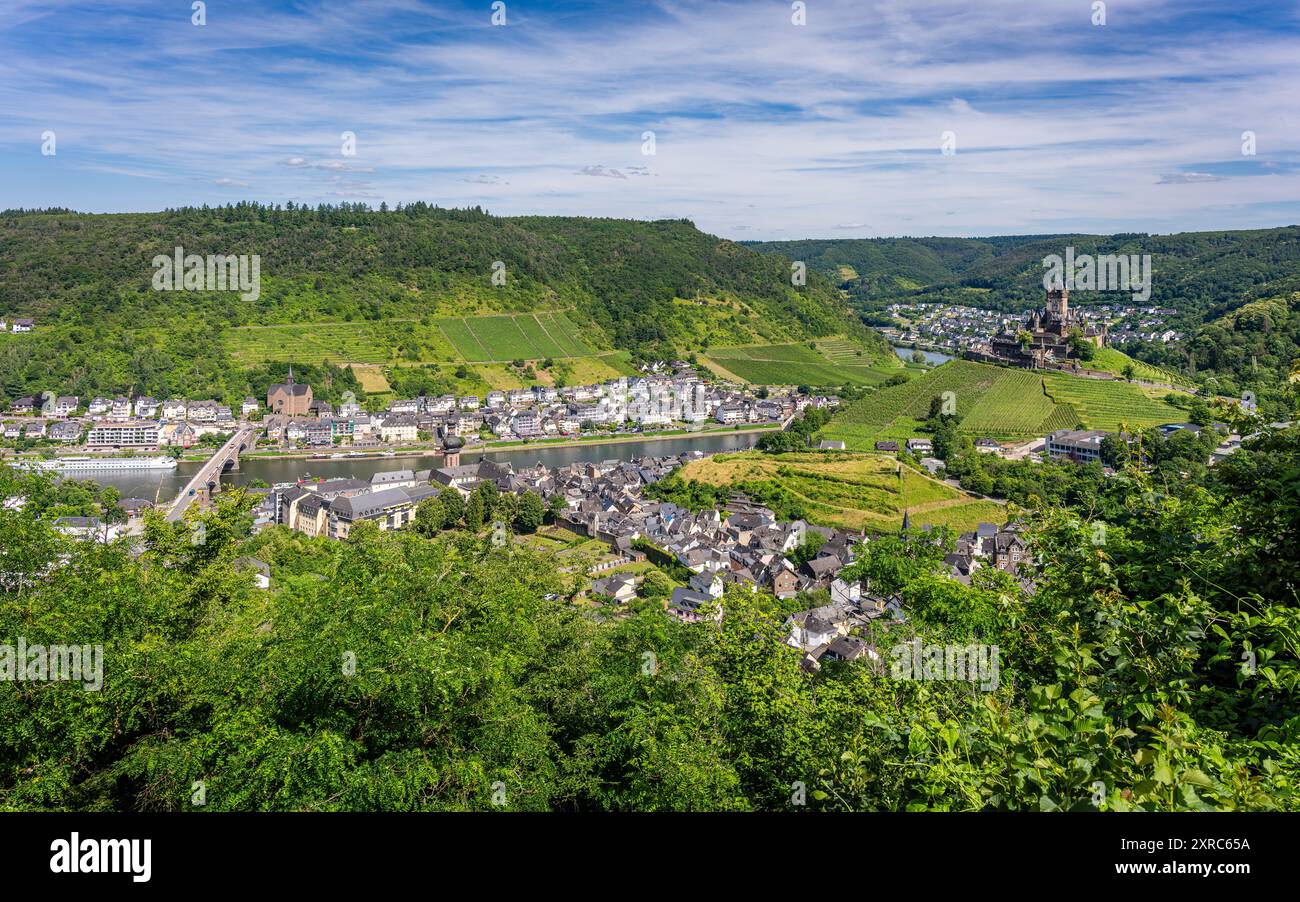 Cochem an der Mosel mit der Reichsburg Cochem, einer neogotischen Hügelburg an der Mosel, erbaut auf einem konischen Hügel und im historizistischen Stil vom Kommerzienrat Ravene renoviert Stockfoto