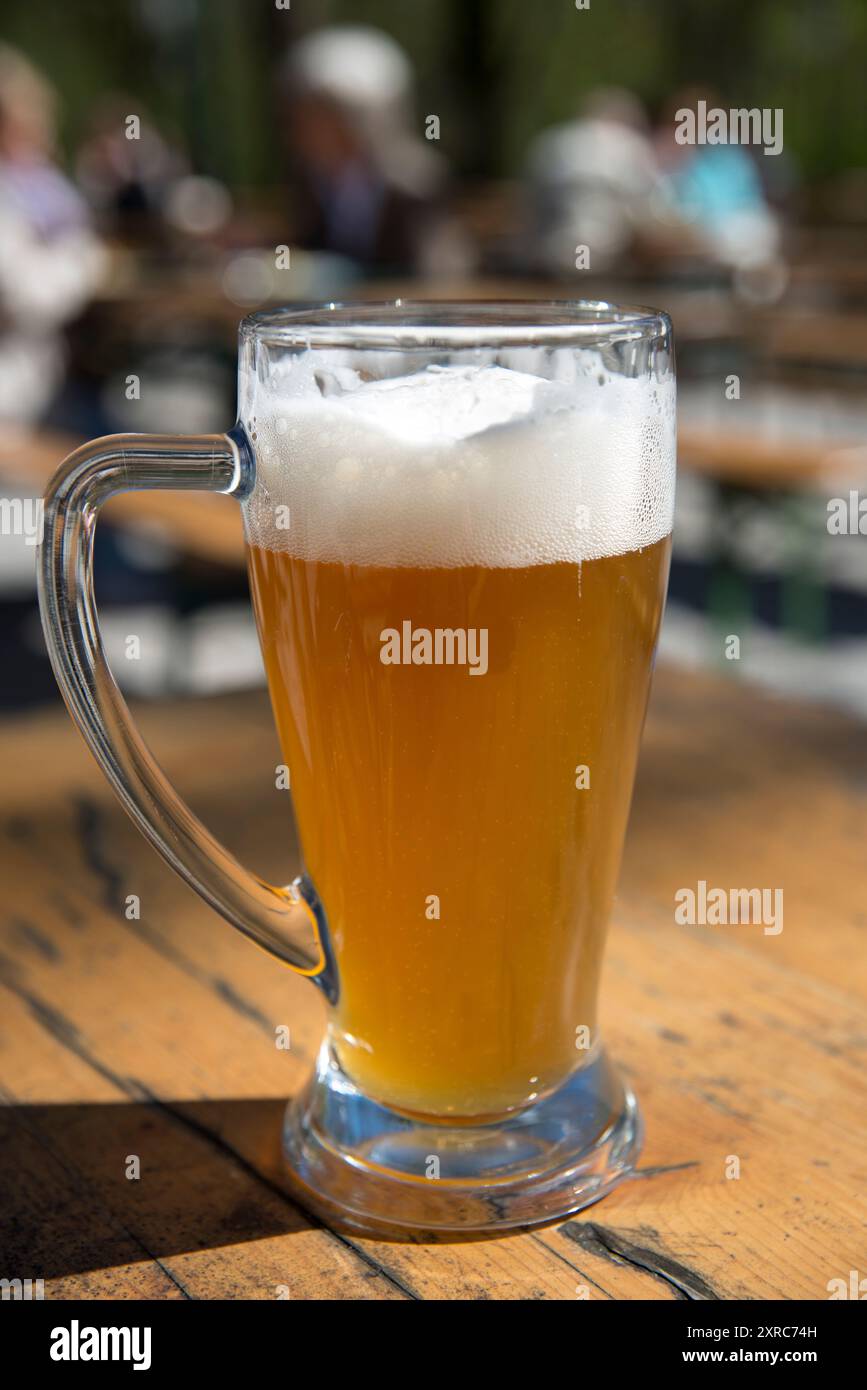 Ein Glas Weizenbier im Biergarten Stockfoto